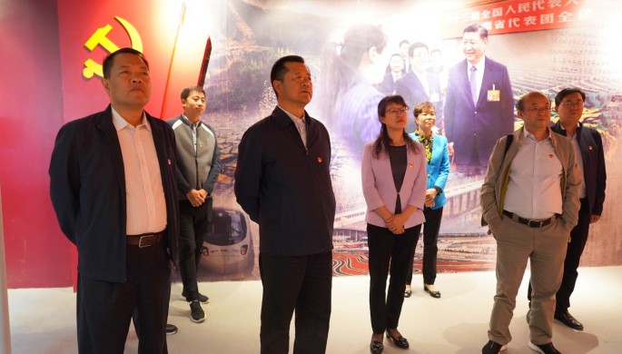 集團公司開展“不忘初心、牢記使命”主題黨日活動 <br/> — 參觀主題教育檔案文獻展