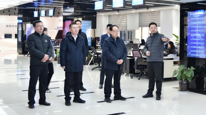 張佩峰一行在蘭州科技大市場考察調(diào)研