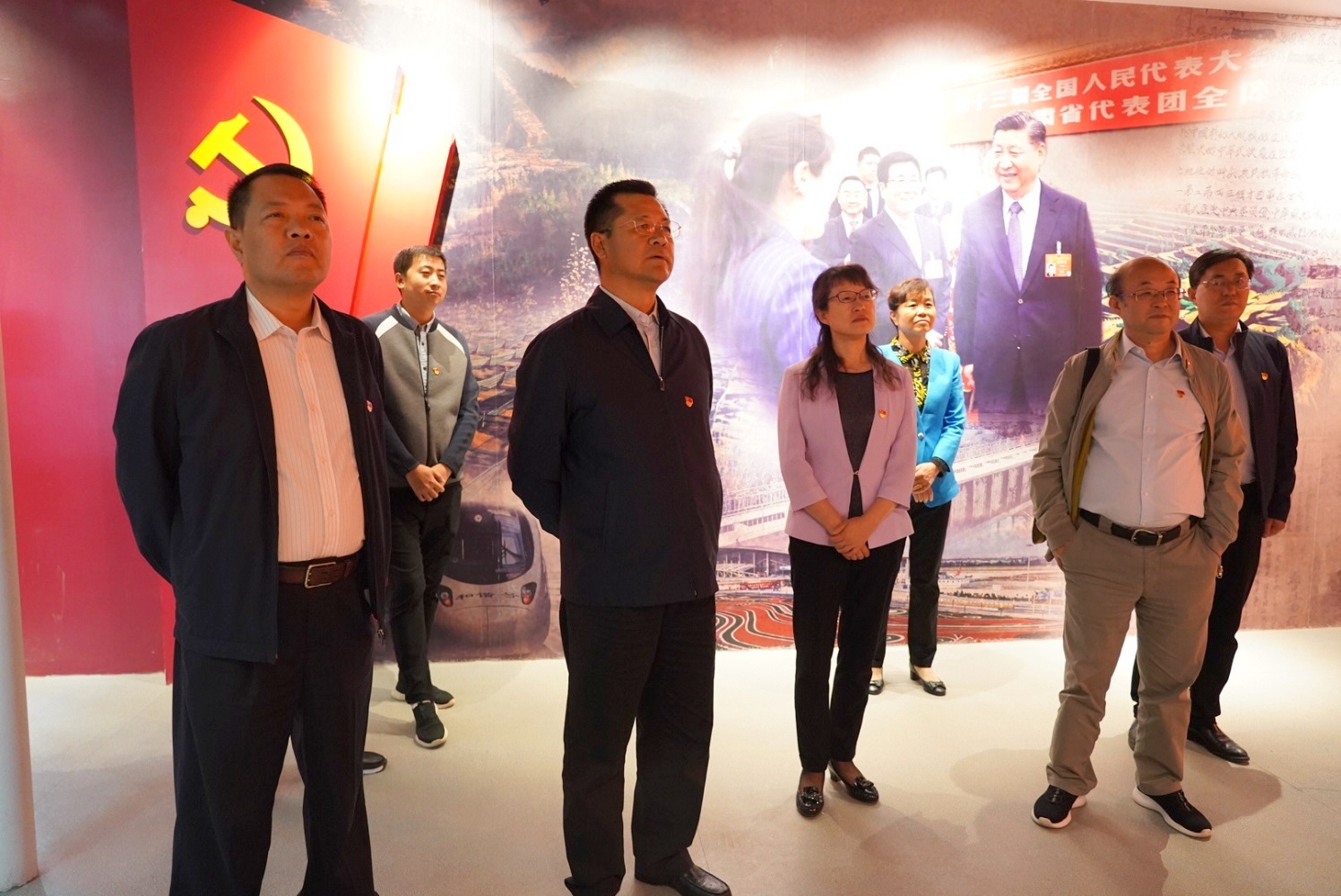 集團公司開展“不忘初心、牢記使命”主題黨日活動 <br/> — 參觀主題教育檔案文獻展