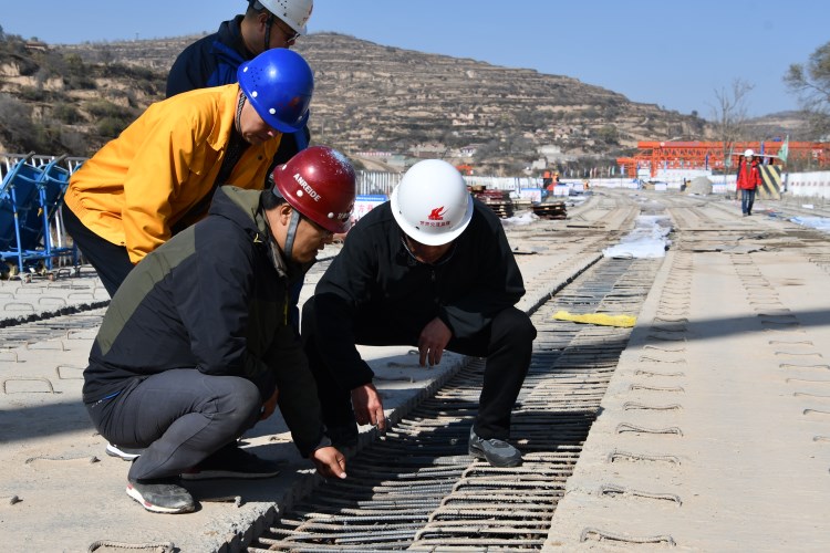 J:集團(tuán)網(wǎng)站模塊公司動(dòng)態(tài)8.2子公司動(dòng)態(tài).甘肅省交通工程建設(shè)監(jiān)理有限公司省交通監(jiān)理公司動(dòng)態(tài)新聞（2018.4-2019.7）生產(chǎn)經(jīng)營?9.1.24精準(zhǔn)把脈 助推高質(zhì)量發(fā)展——甘肅交通監(jiān)理公司項(xiàng)目機(jī)構(gòu)年度目標(biāo)責(zé)任考核工作紀(jì)實(shí)_0_1_4.jpg